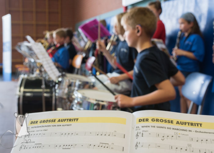 Junge Talente musizieren in Sporthalle